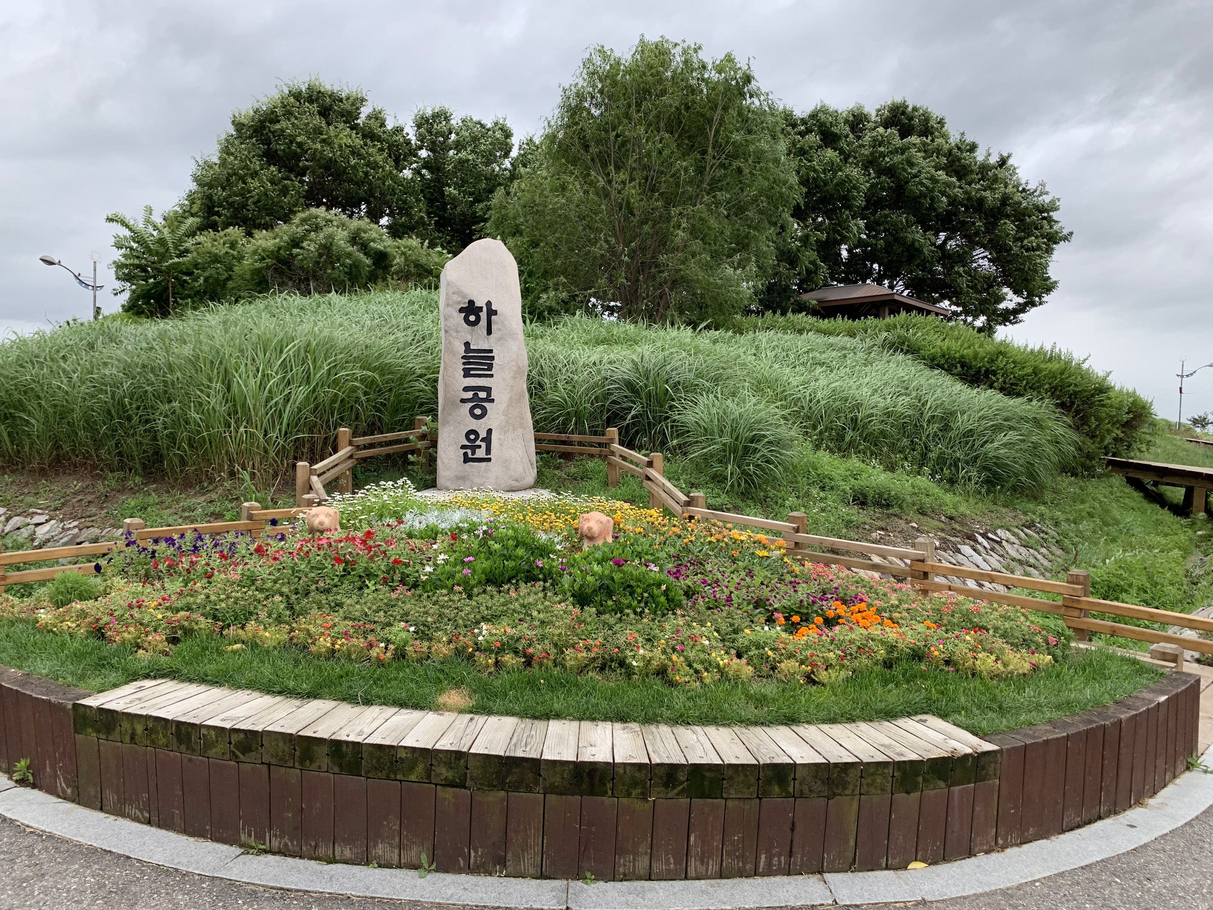 雪后静谧的山丘